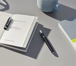 Náhledový obrázek - Sleva 10 % na pera, zápisníky, diáře a další sortiment na Bibelot.cz